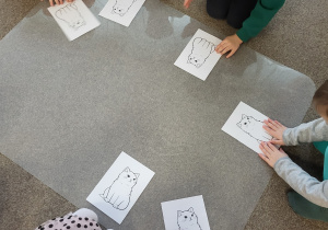 Dzieci kolorują kotka