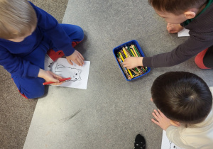 Dzieci kolorują kotka