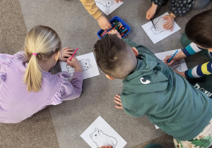 Dzieci kolorują kotka