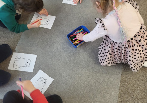 Dzieci kolorują kotka