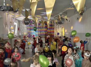 Dzieci tańczą i rzucają balonami