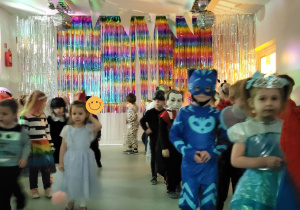 Dzieci idą w rzędach