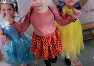 Dziewczynki stoją na gazetach