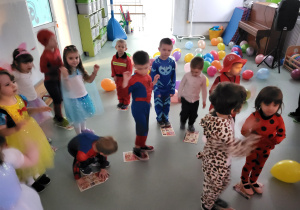 Dzieci stoją na gazetach