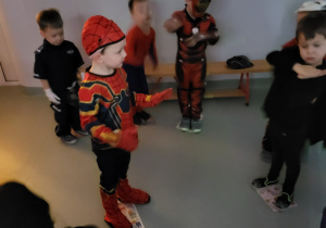 Dzieci stoją na gazetach