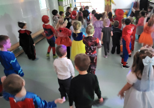 Dzieci naśladują taniec nauczycielki w przebraniu klauna
