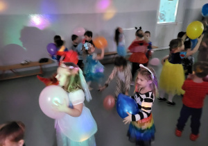 Dzieci tańczą z balonami