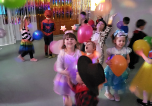 Dzieci tańczą z balonami