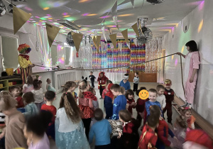 Dzieci przebiegają pod liną