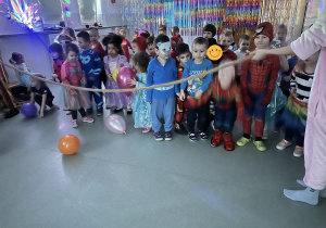 Dzieci stoją w grupie obok liny, czekają na znak