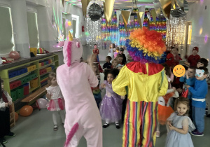 Dzieci naśladują taniec nauczycielek w przebraniu jednorożca oraz klauna