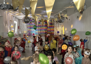Dzieci tańczą i rzucają balonami