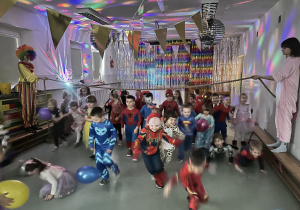 Dzieci przebiegają pod liną