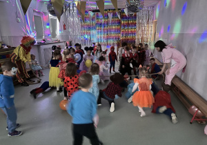 Dzieci przebiegają pod liną