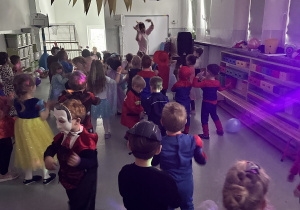 Dzieci naśladują taniec nauczycielki w przebraniu jednorożca