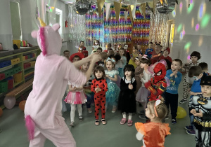 Dzieci naśladują taniec nauczycielki w przebraniu jednorożca