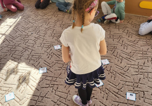 Dziewczynka szuka obrazków z rymami