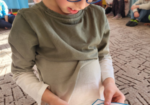 Chłopiec pokazuje obrazki z rymami