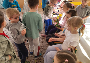 Chłopcy wręczają upominki dziewczynkom