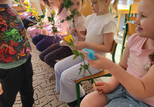 Chłopiec wręcza upominki dziewczynce