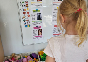 Dziewczynka czyta nazwiska słynnych kobiet