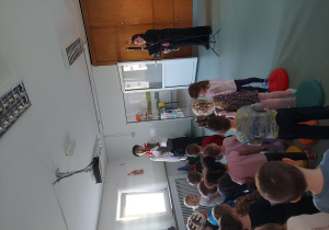 Dzieci słuchają informacji o fagocie