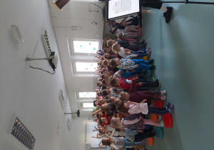 Dzieci słuchają znanych motywów muzycznych