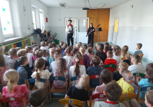 Dzieci słuchają audycji