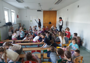 Dzieci udają zwierzęta ilustrowane przez muzykę