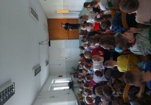 Dzieci słuchają brzmienia fagotu