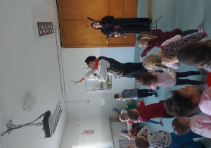 Dzieci udają słonia