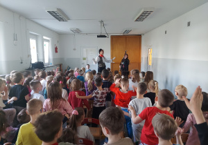 Dzieci demonstrują ruchem dźwięk