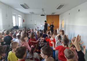 Dzieci słuchają znanych motywów muzycznych