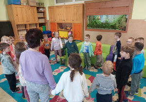 Dzieci przekazują sobie ,,iskierkę przyjaźni"