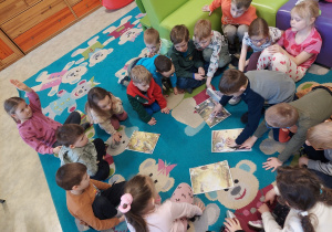 Dzieci rozmawiają o pierwszych oznakach wiosny