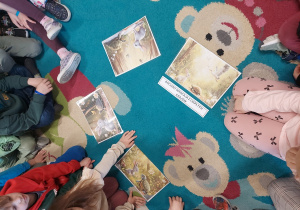 Dzieci rozmawiają o pierwszych oznakach wiosny