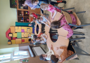 Dzieci układają wiosenne puzzle