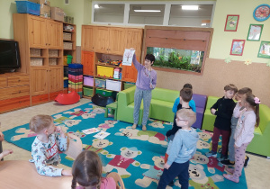 Dzieci słuchają o znakach wiosny