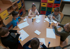 Dzieci przyklejają puzzle