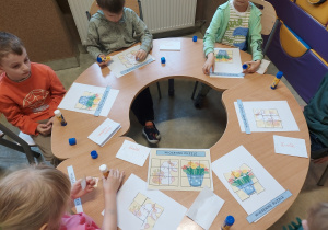 Dzieci przyklejają puzzle