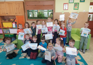 Dzieci pozują do zdjęcia ze skończonymi puzzlami