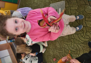 Dzieci bawią się figurkami dinozaurów