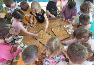 Dzieci odkopują sylwety szkieletów