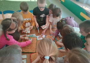 Dzieci odkopują sylwety szkieletów