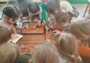 Dzieci odkopują sylwety szkieletów