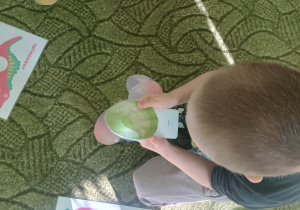 Dzieci odkrywają zawartość jaj dinozaurów w zabawie z latarką