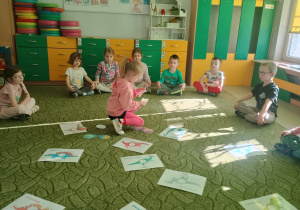 Dzieci odkrywają zawartość jaj dinozaurów w zabawie z latarką