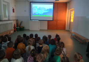 Dzieci oglądają film edukacyjny