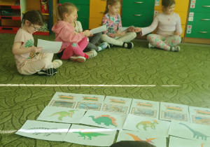 Dzieci poznają rodzaje dinozaurów