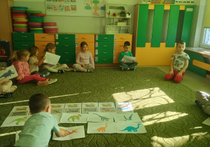 Dzieci poznają rodzaje dinozaurów